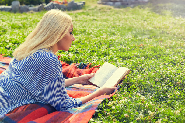 junge Teenager Mädchen lesen Buch und lernen Hausaufgaben im Freien - Foto, Bild