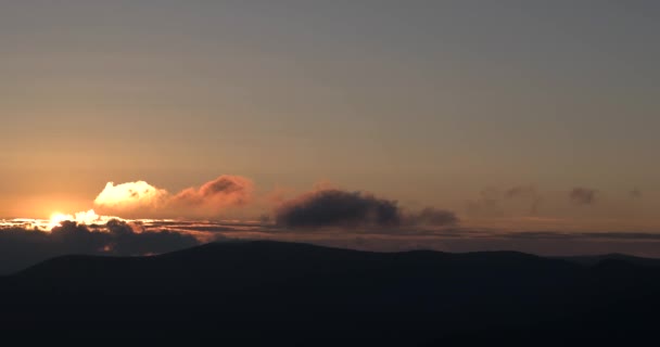 Sonnenaufgang durch fließende Wolkenwellen, Berg-Zeitraffer-Schwenk - Filmmaterial, Video
