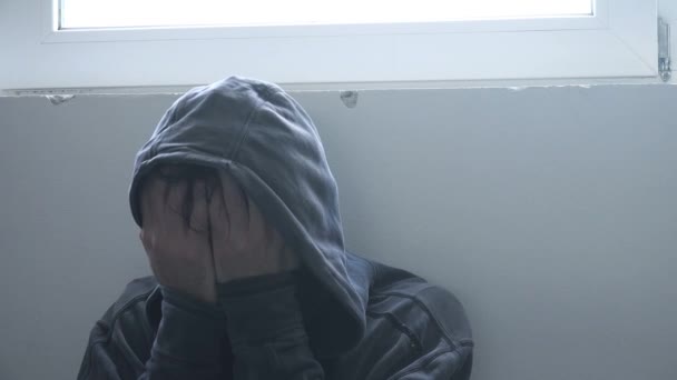 Problémy s drogovými návyky, dospělý muž s kápí na abstinence - Záběry, video