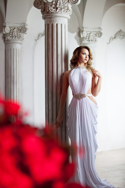 Portrait of young sexy woman in a white dress, luxurious hall with columns - Fotografie, Obrázek