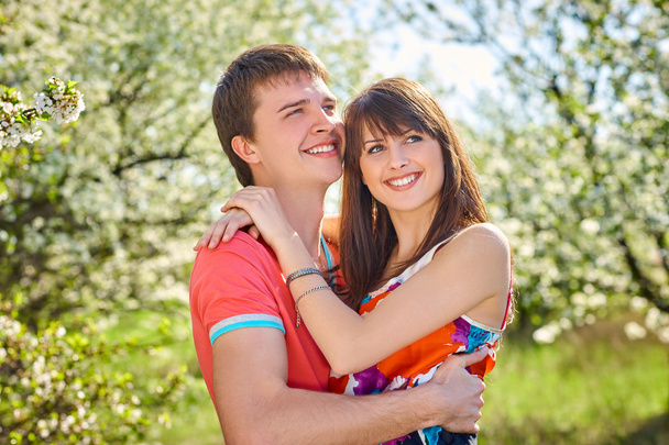 Jeune couple jouissant dans le jardin fleuri
 - Photo, image