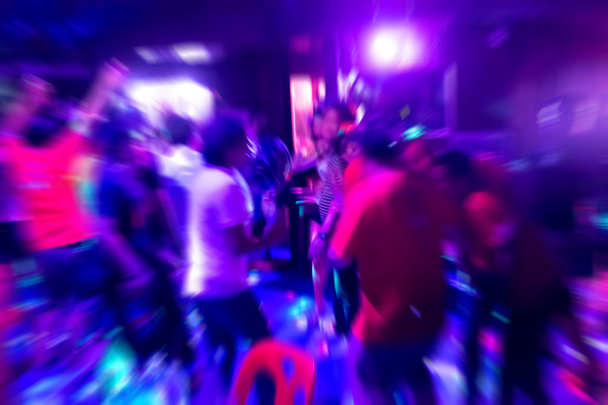 Ihmiset tanssivat klubilla.
 - Valokuva, kuva