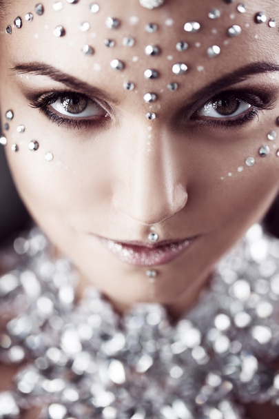 Maquillaje de mujer de belleza con cristales en la cara, mirando a la cámara
 - Foto, Imagen