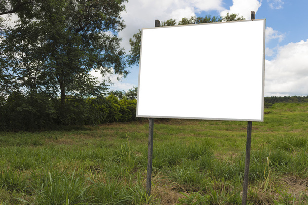 Prázdné billboard u krásné zatažené obloze na venkově - Fotografie, Obrázek