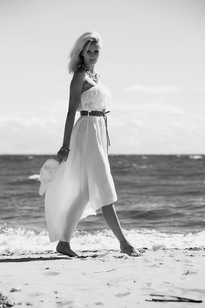 Girl in white dress on beach - Zdjęcie, obraz