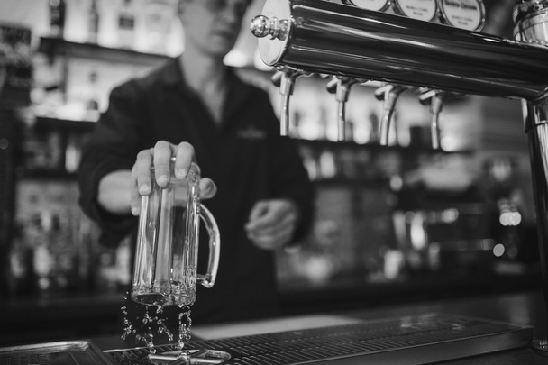 Barman aan het werk in de pub - Foto, afbeelding