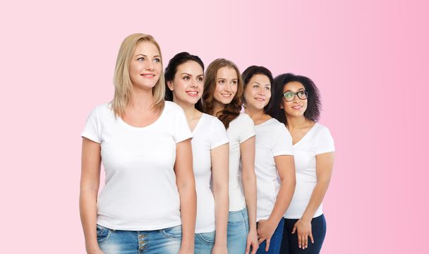 group of happy different women in white t-shirts - Foto, imagen