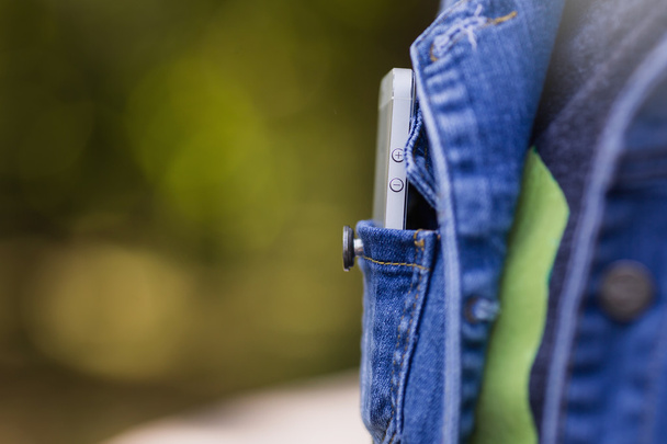 Смартфон в повседневной жизни. телефон в кармане джинсов
. - Фото, изображение