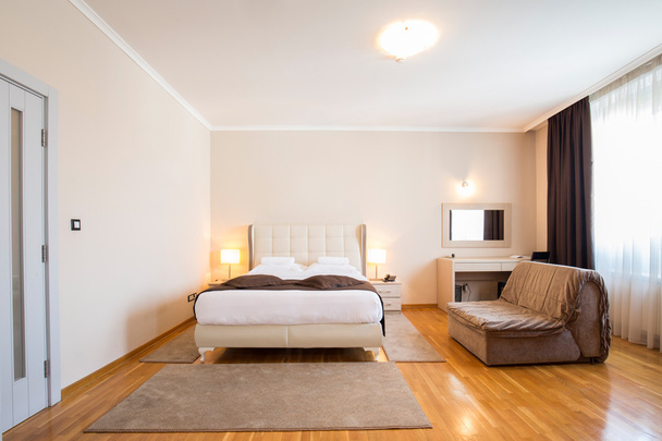 Moderno elegante hotel dormitorio interior
 - Foto, imagen