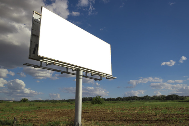Panneau d'affichage vide devant un beau ciel nuageux dans un endroit rural
 - Photo, image