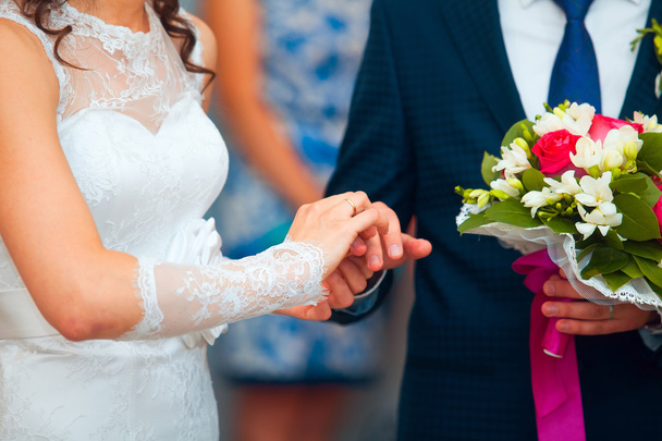 The groom wears the ring bride. Engagement. Wedding day. Wedding ring. - Foto, Bild