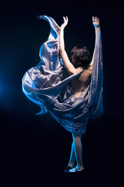 gri elbise uçan kız - Fotoğraf, Görsel