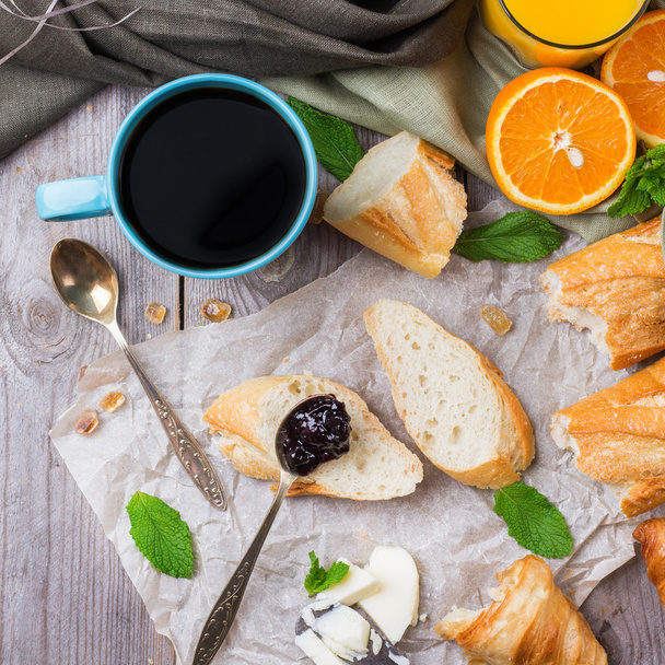 Tereyağı ve reçel kahvaltı ile Fransız baget - Fotoğraf, Görsel