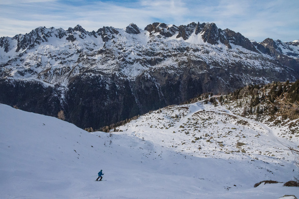 フランス、シャモニーのいくつかの大きな地形をスキー - 写真・画像