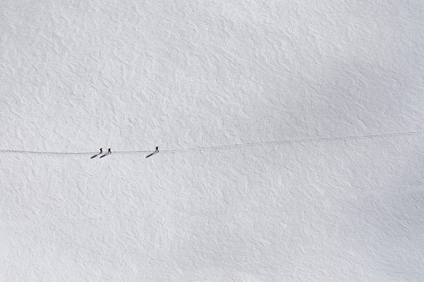 Ski sur un grand terrain à Chamonix, France
 - Photo, image