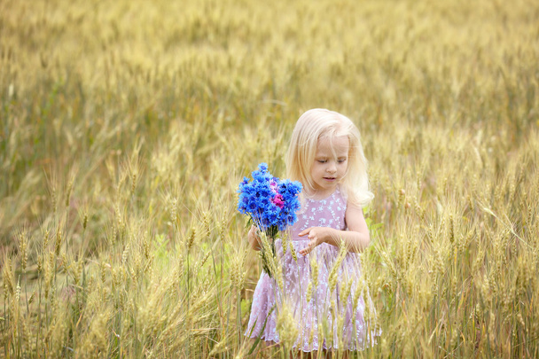 Little girl with bouquet  - Foto, afbeelding