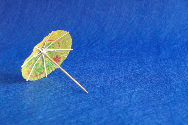 Egy sárga koktél esernyő - Fotó, kép