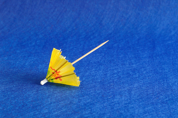 Un parapluie cocktail jaune
 - Photo, image