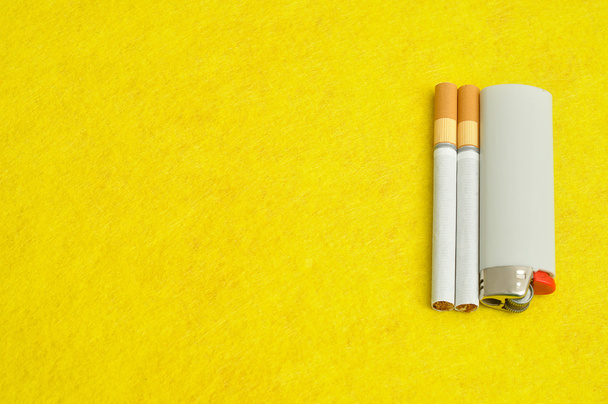 Белая зажигалка с двумя сигаретами
  - Фото, изображение