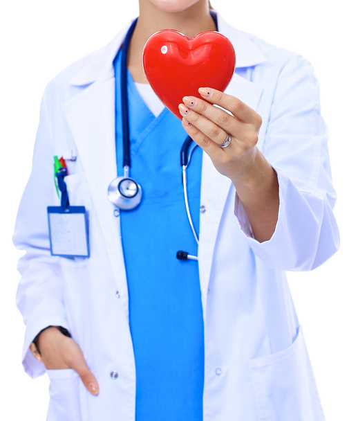 Positive Ärztin mit Stethoskop und rotem Herzsymbol isoliert - Foto, Bild