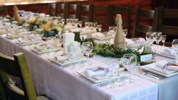 Rosas brancas com estante de vegetação na mesa de jantar festiva servida
 - Filmagem, Vídeo