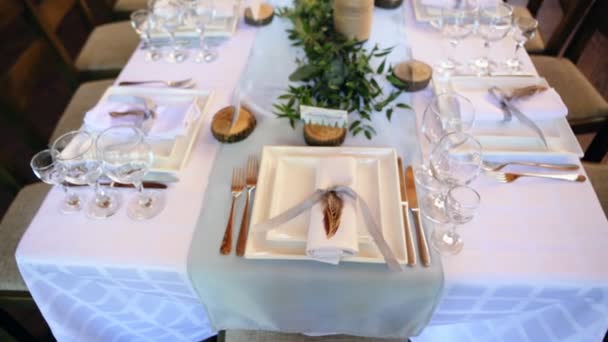 decoraciones de madera y flores silvestres servidas en la mesa festiva - Metraje, vídeo