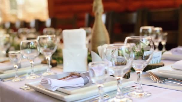 Nowoczesna restauracja z pokryte tabele, noże i widelce, meble, serwetek - Materiał filmowy, wideo