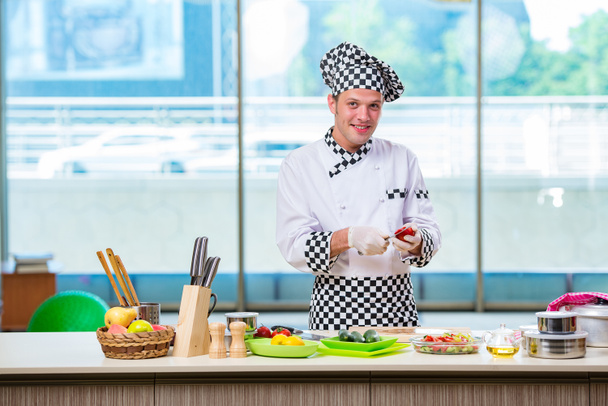 Köchin bereitet Essen in der Küche zu - Foto, Bild