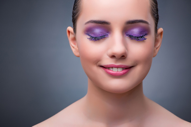 junge Frau im Schönheitskonzept mit schönem Make-up - Foto, Bild