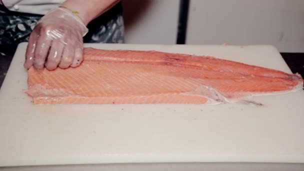 Close up shot the cook remove bones from fresh red fish - Séquence, vidéo