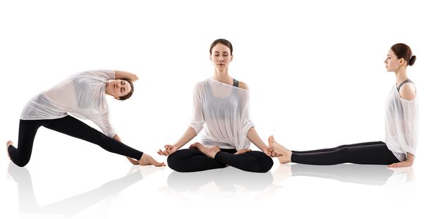 kobieta praktykowania jogi w pozycji lotosu - Zdjęcie, obraz