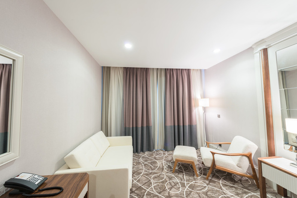 modernes Hotelzimmer mit großem Bett - Foto, Bild