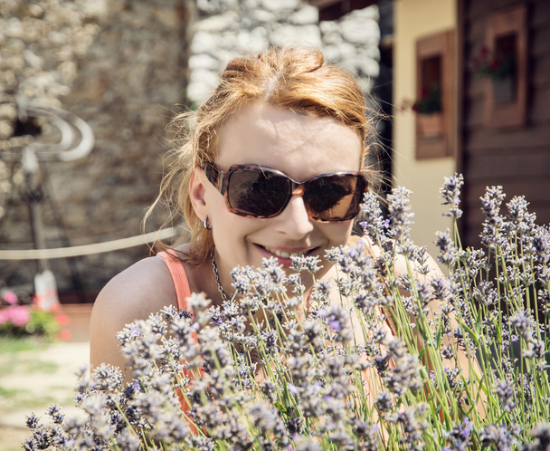 Красива молода радісна жінка позує з квітами лаванди
 - Фото, зображення