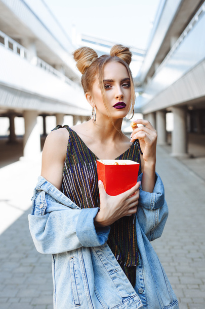 Portrait of happy young woman eating popcorn - Fotoğraf, Görsel