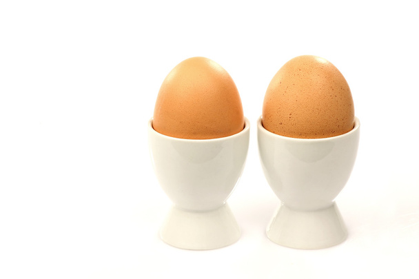 Dos tazas de huevo blanco con huevos marrones
 - Foto, Imagen