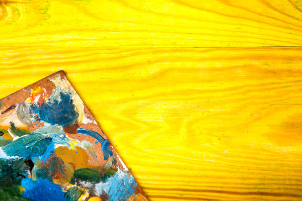 Παλέτα ζωγραφικής σε έγχρωμο φόντο ξύλινη - Φωτογραφία, εικόνα