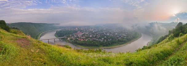 Dniester-joen kanjonin panoraama. Top näkymä kaupunkiin Zali
 - Valokuva, kuva