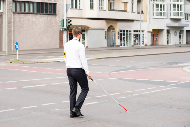 Blinder Mann überquert Straße - Foto, Bild