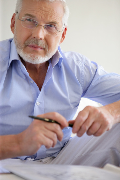 Pensive gray-haired man - Valokuva, kuva