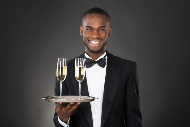 Camarero sosteniendo bebida de champán
 - Foto, Imagen