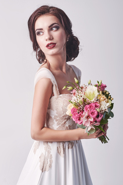 Young attractive bride with the bouquet of white roses - Fotoğraf, Görsel