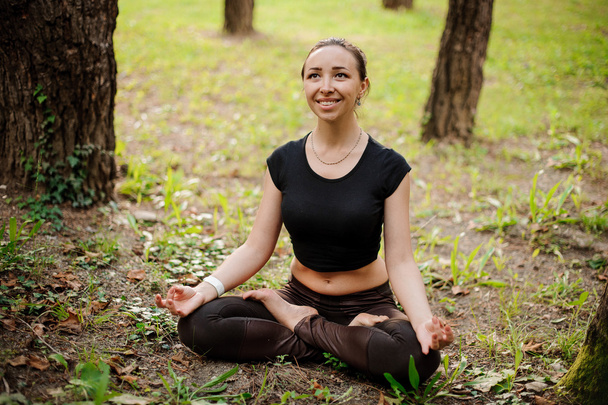 tyttö meditointi metsässä luonnossa
 - Valokuva, kuva