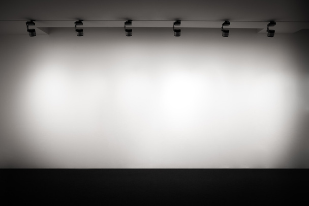 Galerie met witte muur met licht - Foto, afbeelding