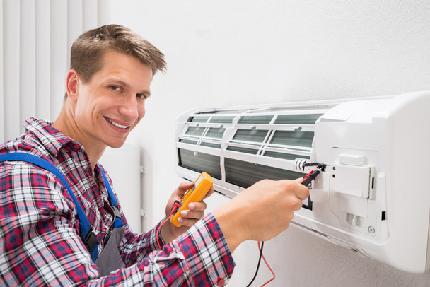 Technician Examining Air Conditioner - Foto, Imagem