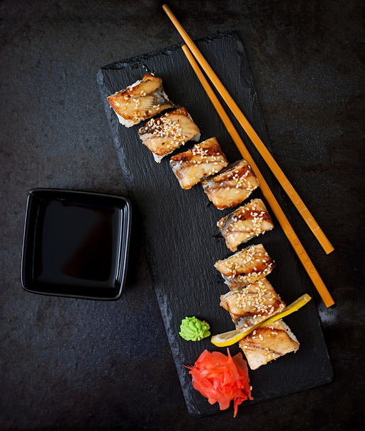 rolos de sushi japonês tradicional
  - Foto, Imagem