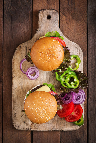 Velké sendviče hamburgery s hovězím masem - Fotografie, Obrázek