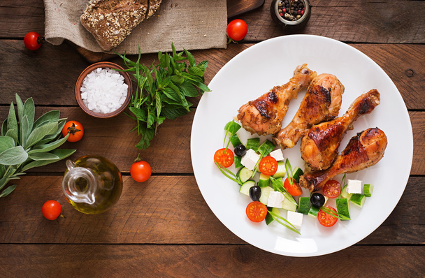 Kanankoipia ja kreikkalaista salaattia
 - Valokuva, kuva