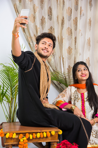 Soeur indienne prenant selfie avec son frère au festival Raksha Bandhan après avoir noué un noeud ou rakhi
 - Photo, image