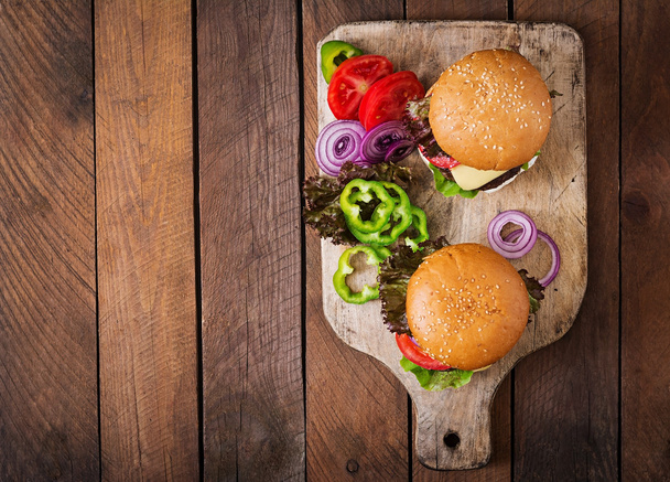große Sandwiches Hamburger mit Rindfleisch - Foto, Bild