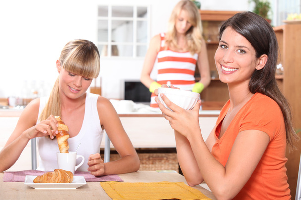 Young women having breakfast at home - Foto, Imagem